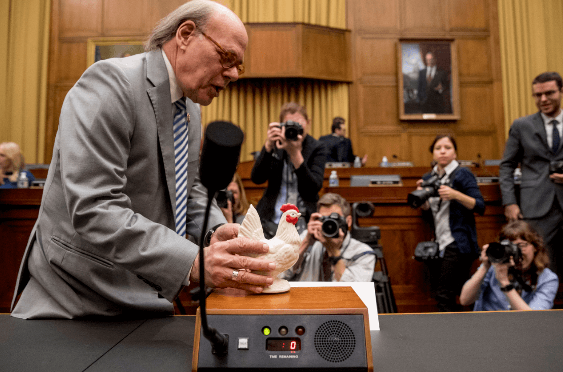 Foto: Demócrata Cohen coloca gallina por ausencia del fiscal, 2 de mayo de 2019, Washington 