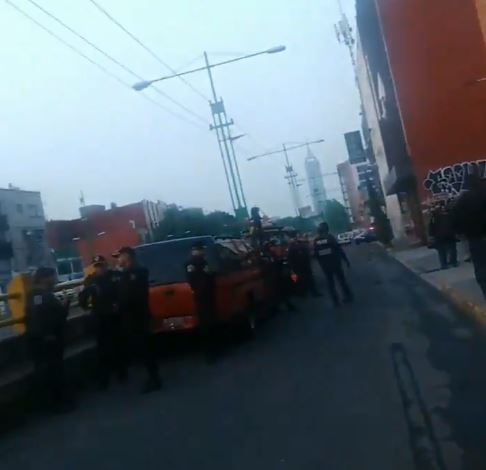 Detienen a hombres que sacaban a mujer sin vida en Garibaldi, CDMX