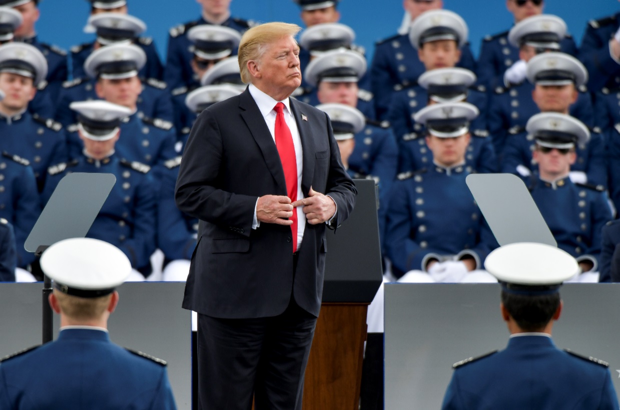 Foto: El presidente Donald Trump espera a saludar a los cadetes de la Academia de la Fuerza Aérea de los Estados Unidos, mayo 30 de 2019 (Getty Images)