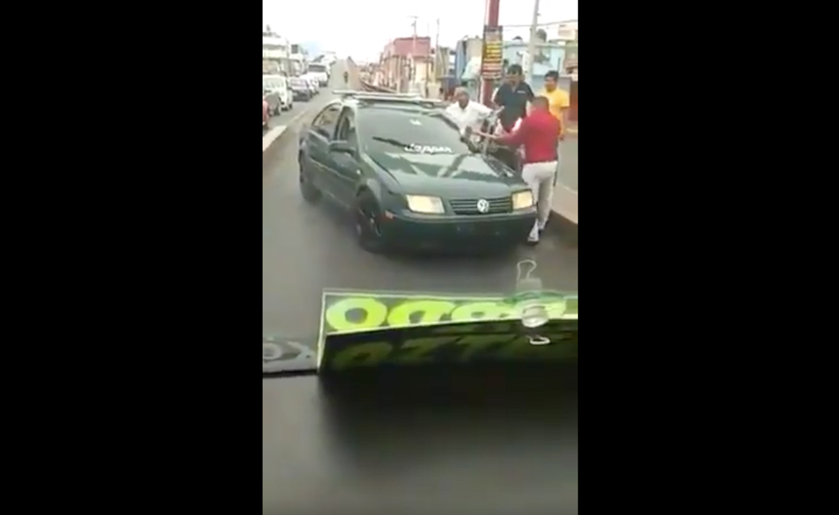 Video: Vecinos de Ecatepec atacan con hacha a conductor que circulaba en sentido contrario