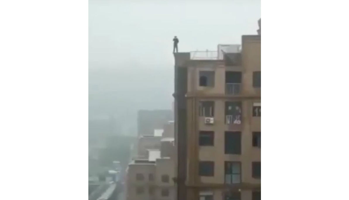 Video: Momento exacto en que un hombre cae de edificio al intentar tomarse una selfie