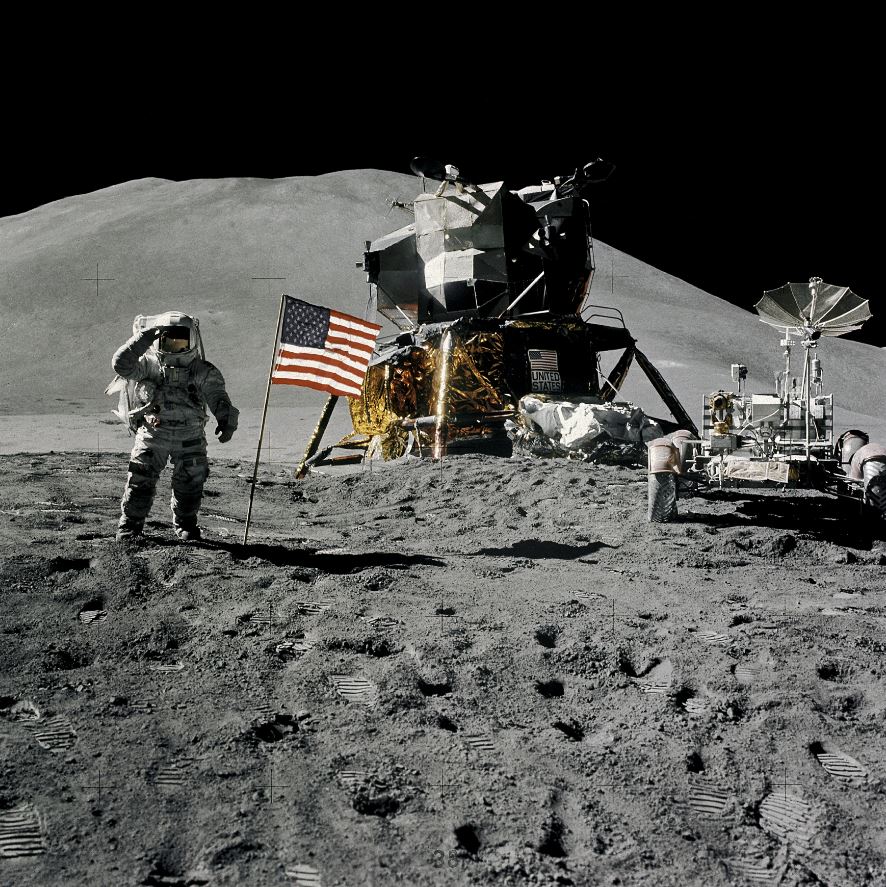 El astronauta James Irwin hace un saludo militar junto a la bandera estadounidense durante la misión Apollo 15 en la Luna (Reuters Archivo)