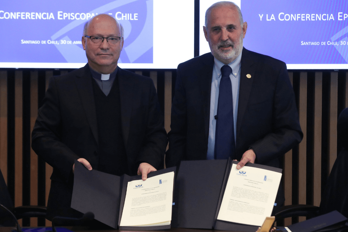 Foto: El secretario general de la Conferencia Episcopal, el obispo Fernando Ramos, y el fiscal nacional, Jorge Abbott. 30 de abril de 2019, Chile