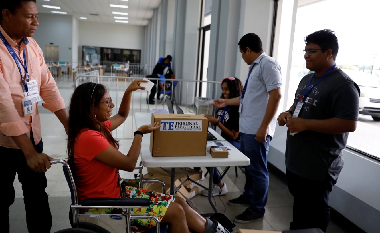 Foto: Una mujer participa en una simulación para aprender a usar el voto digital durante los preparativos para las próximas elecciones generales de Panamá, mayo 4 de 2019 (Reuters)