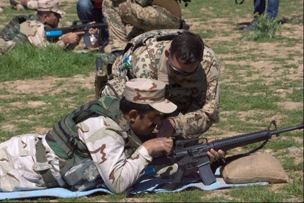 Foto: Un instructor del ejército alemán mientras enseña a un soldado del 'peshmerga' kurdo a usar una ametralladora, 15 mayo 2019