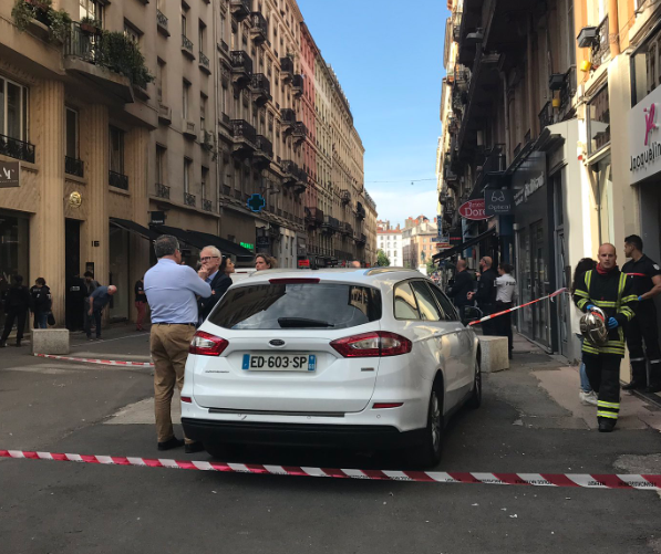 Estalla paquete bomba en calle peatonal de Lyon, Francia