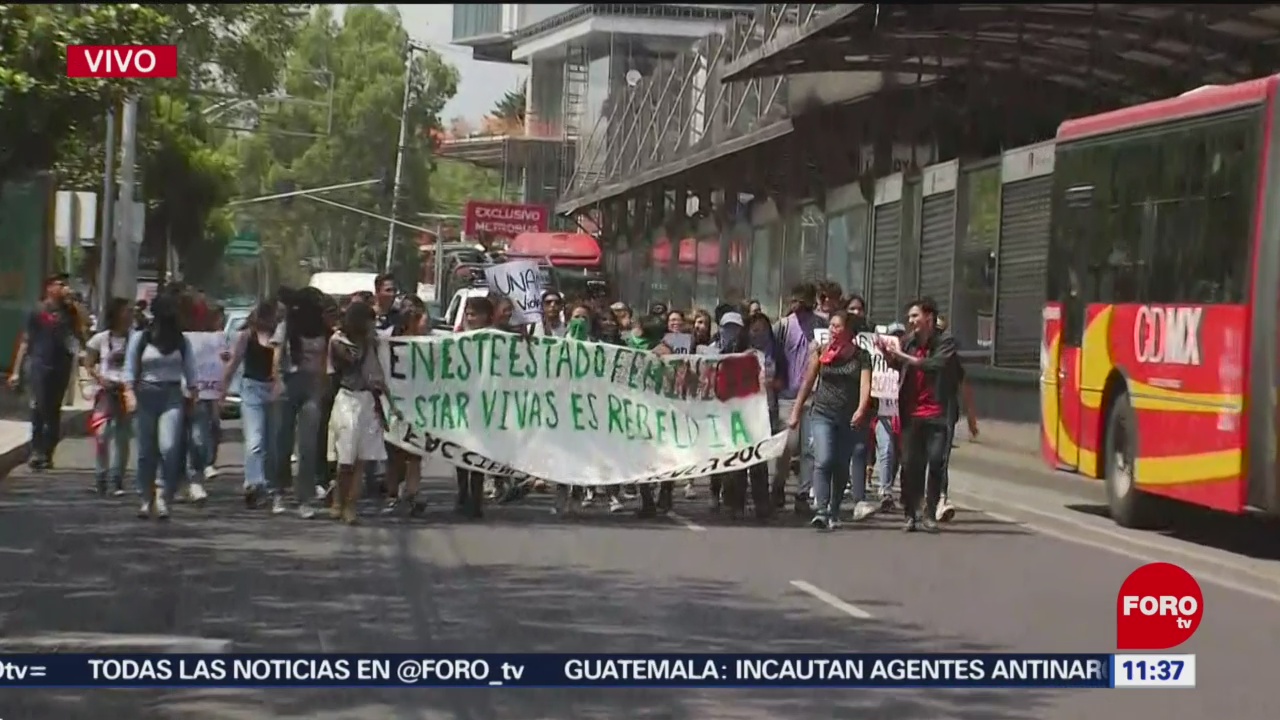 Estudiantes de UNAM marchan sobre Insurgentes en CDMX
