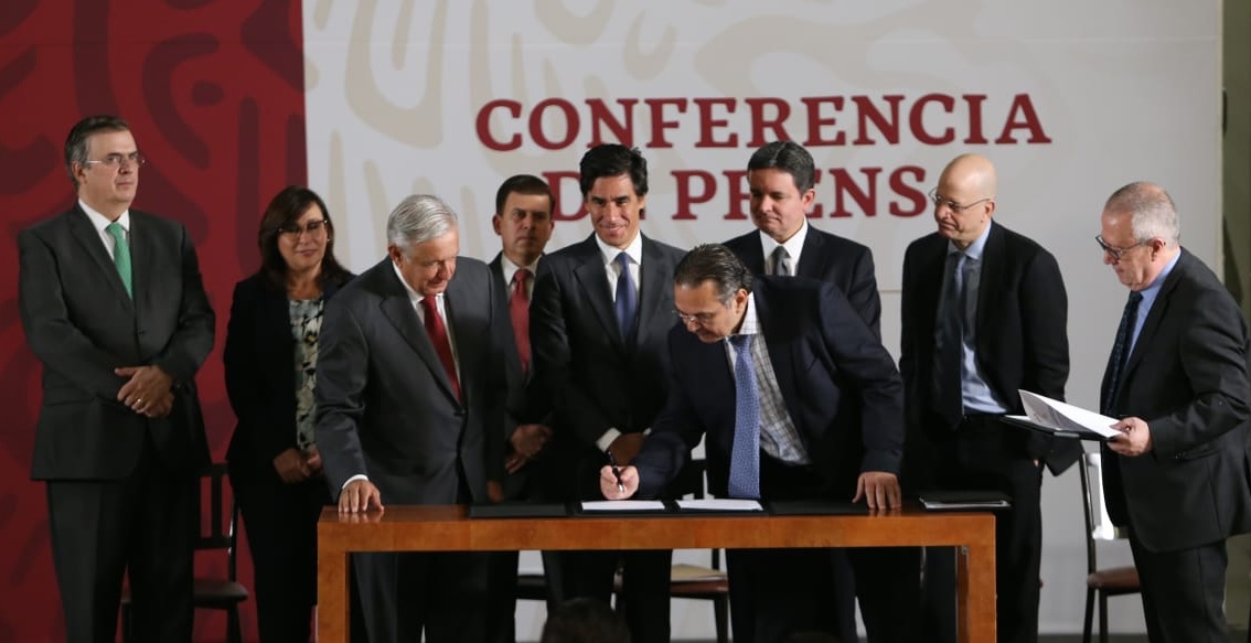 Foto: AMLO firma convenio para financiar a Pemex, 13 de mayo 2019. Twitter @GobiernoMX