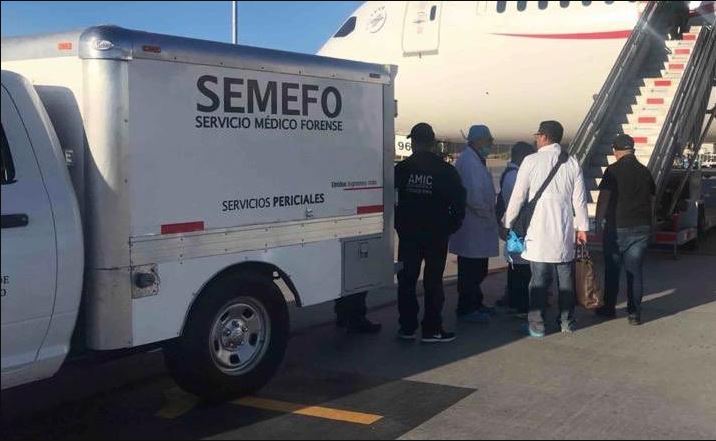 Foto: Peritos del Servicio Médico Forense (Semefo) bajan el cuerpo del pasajero que falleció por ingerir 246 cápsulas de cocaína, el 27 de mayo de 2019 (Twitter @fgjesonora)