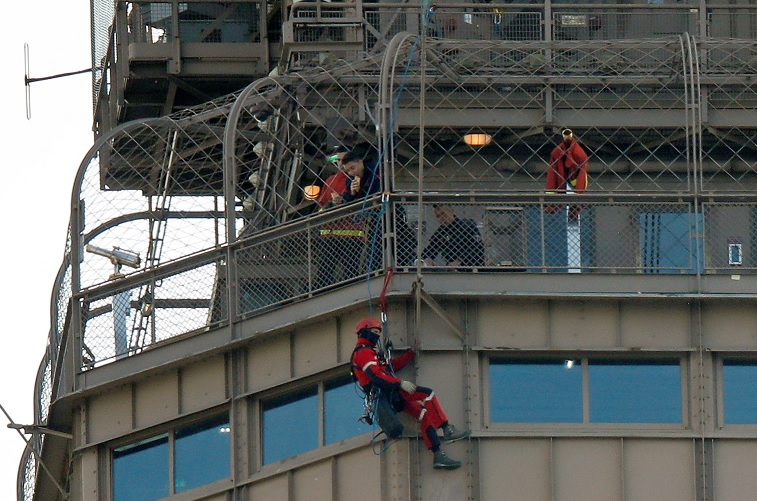 Foto: Un hombre no identificado escaló la Torre Eiffel en París, Francia. El 20 de mayo de 2019