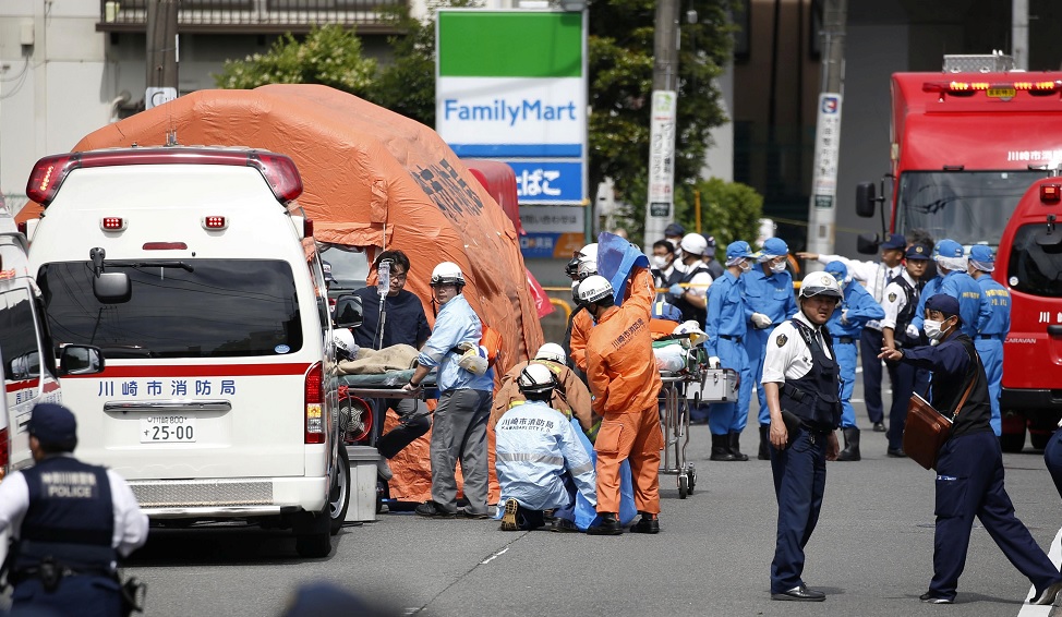 Foto: Servicios de emergencia atienden a las víctimas de ataque con cuchillo en Kawasaki, Japón. El 28 de mayo de 2019