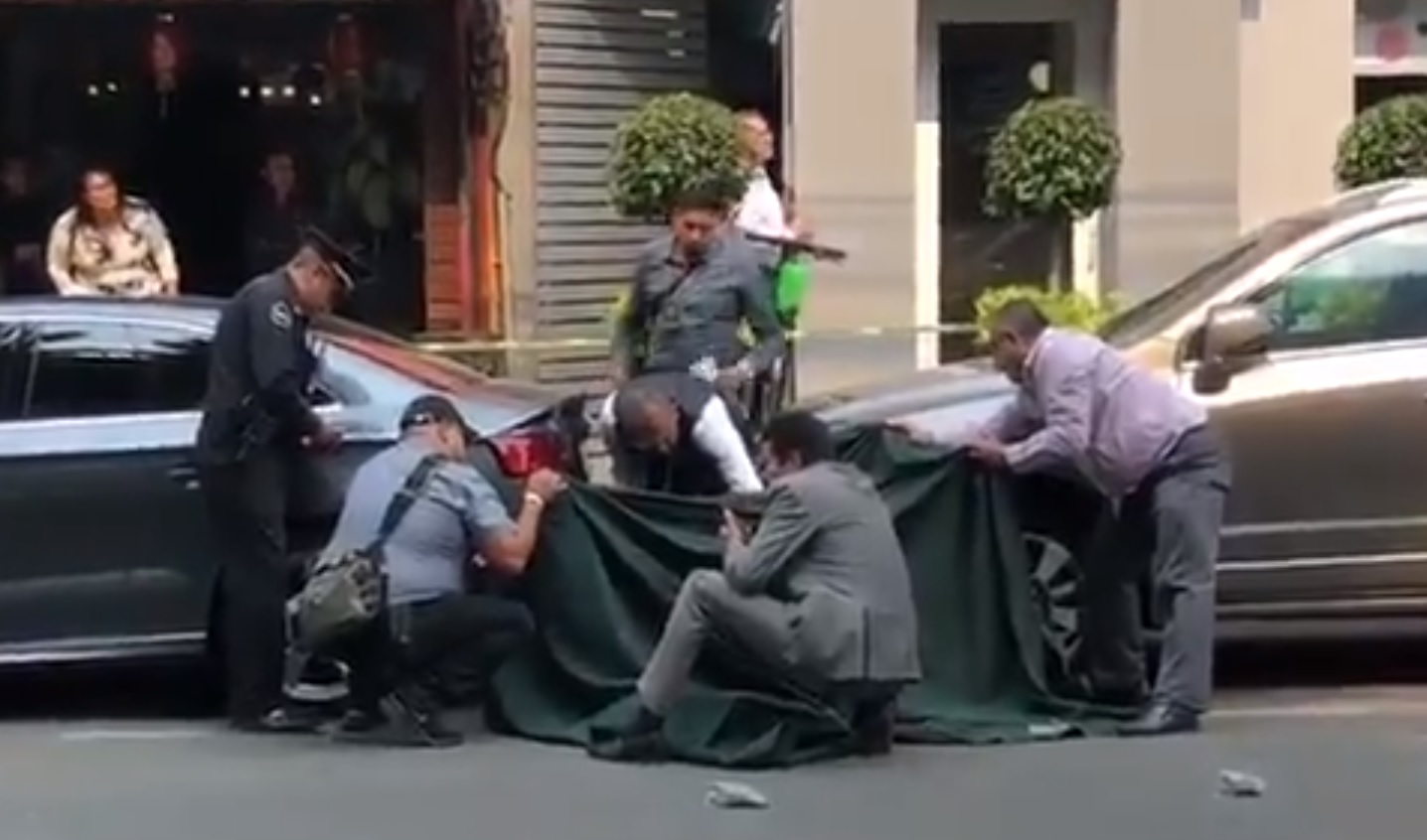 Foto: Policías cubren con una manta el cuerpo de un hombre muerto en Polanco, Ciudad de México. El 13 de mayo de 2019