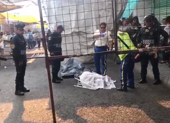 Foto: Médicos y policías custodian un cuerpo tras la balacera en el barrio de Tepito, en Ciudad de México. El 13 de mayo de 2019
