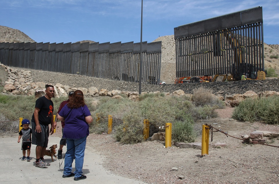 Foto: Varias personas observan la construcción de un muro fronterizo. El 27 de mayo de 2019