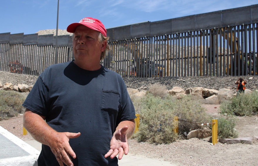 Foto: Jeff Allen, un ciudadano estadounidense de 56 años, construye su propio muro. El 27 de mayo de 2019