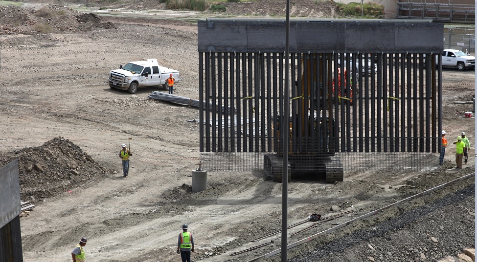 Foto: Trabajadores colocan una enorme vaya de metal. El 27 de mayo de 2019