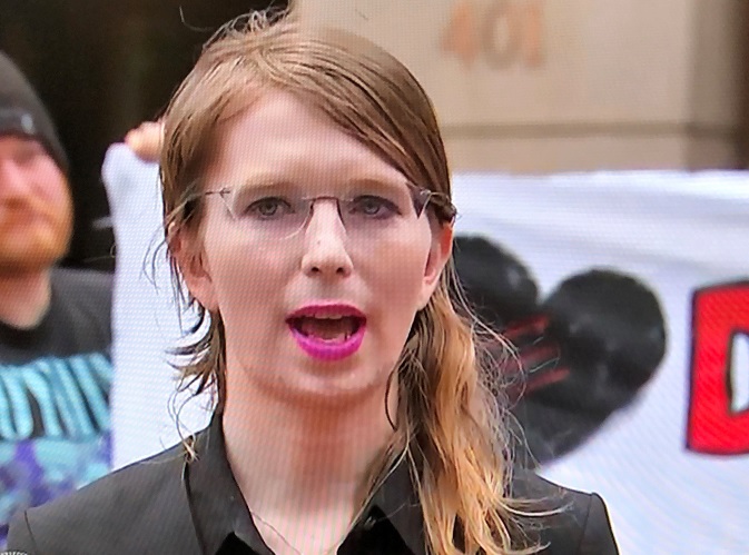 Foto: Chelsea Manning habla con periodistas afuera del tribunal federal de EEUU. El 16 de mayo de 2019