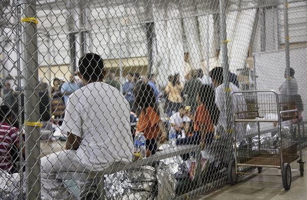 Foto: Familias de migrantes detenidas en un centro en McAllen, Texas, EEUU. El 17 de junio de 2018