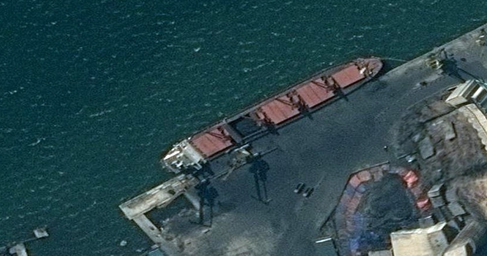 Foto: Imagen satelital del buque de carga norcoreano Wise Honest atracado en un puerto desconocido. El 9 de mayo de 2019