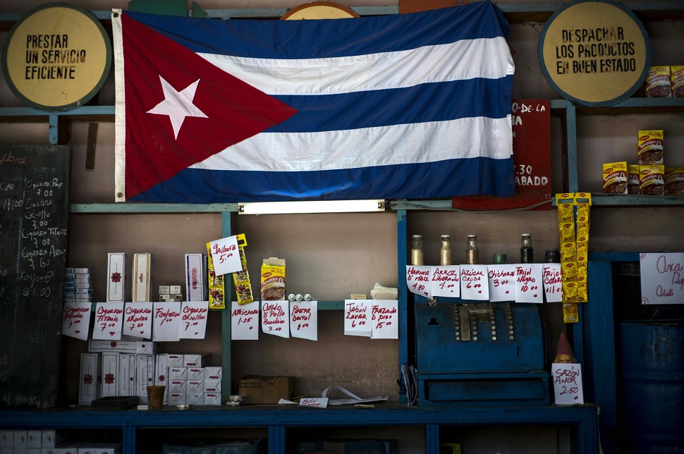 Foto: Una bandera de Cuba cuelga sobre un estante con productos en una tienda de raya en La Habana. El 22 de abril de 2016