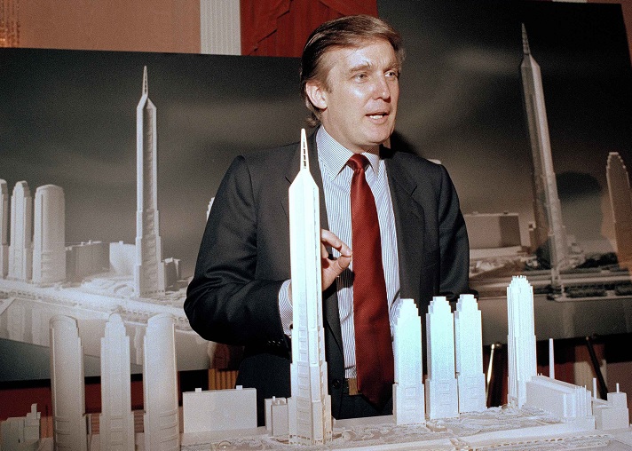 Foto: El magnate inmobiliario Donald J. Trump muestra un concepto artístico de "Television City", que se ubicaría en el extremo oeste de Manhattan. El 18 de noviembre de 1985