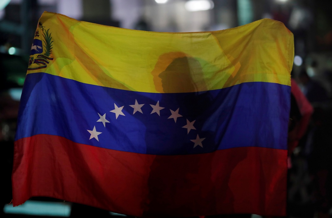 Foto: Una mujer sostiene una bandera de Venezuela mientras participa en una vigilia en Caracas. El 5 de mayo de 2019