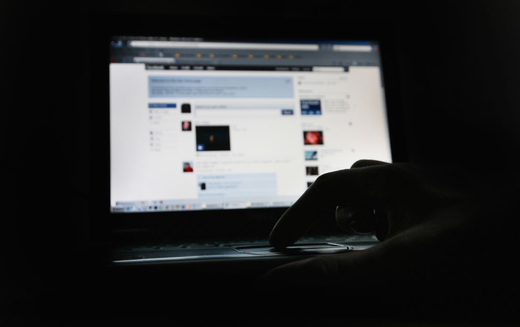 Foto: La página de Facebook se muestra en la pantalla de una computadora. El 25 de marzo de 2009