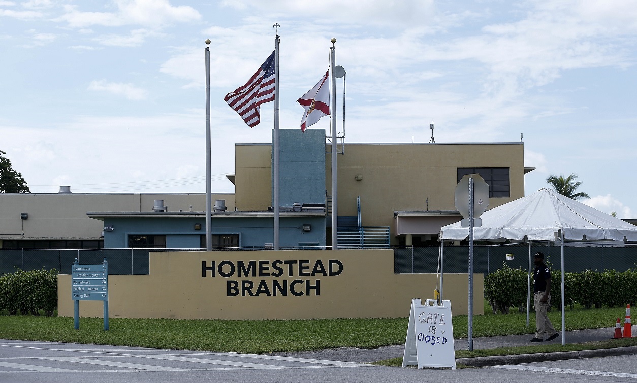 Foto: Un vigilante camina afuera del refugio para migrantes Homestead Branch en Homestead, Florida, EEUU. El 22 de junio de 2018