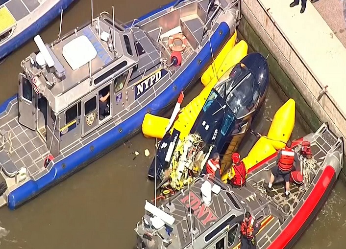 Foto: Rescatan un helicóptero accidentado en el río Hudson, en de Manhattan, en Nueva York, EEUU. El 15 de mayo de 2019
