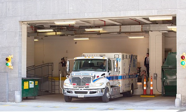 Foto: Una ambulancia trasladó al hombre de 410 kilos a la zona de carga de un tribunal de Virginia, EEUU. El 21 de mayo de 2019