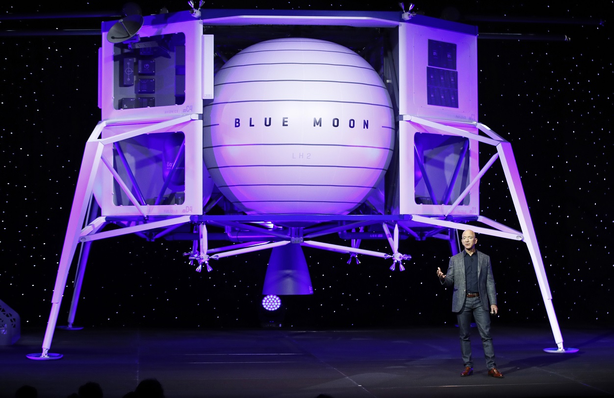 Foto: Jeff Bezos presenta el módulo de aterrizaje lunar “Blue Moon” de la compañía Blue Origin. El jueves 9 de mayo de 2019