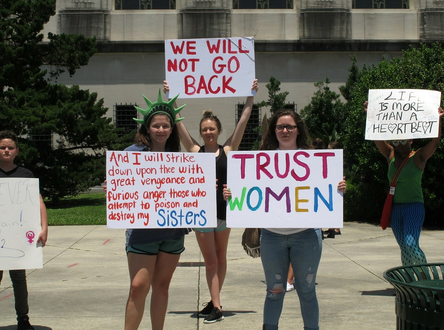 Foto: Un grupo de personas a favor del aborto protestaron afuera del Capitolio de Luisiana, EEUU. El 21 de mayo de 2019