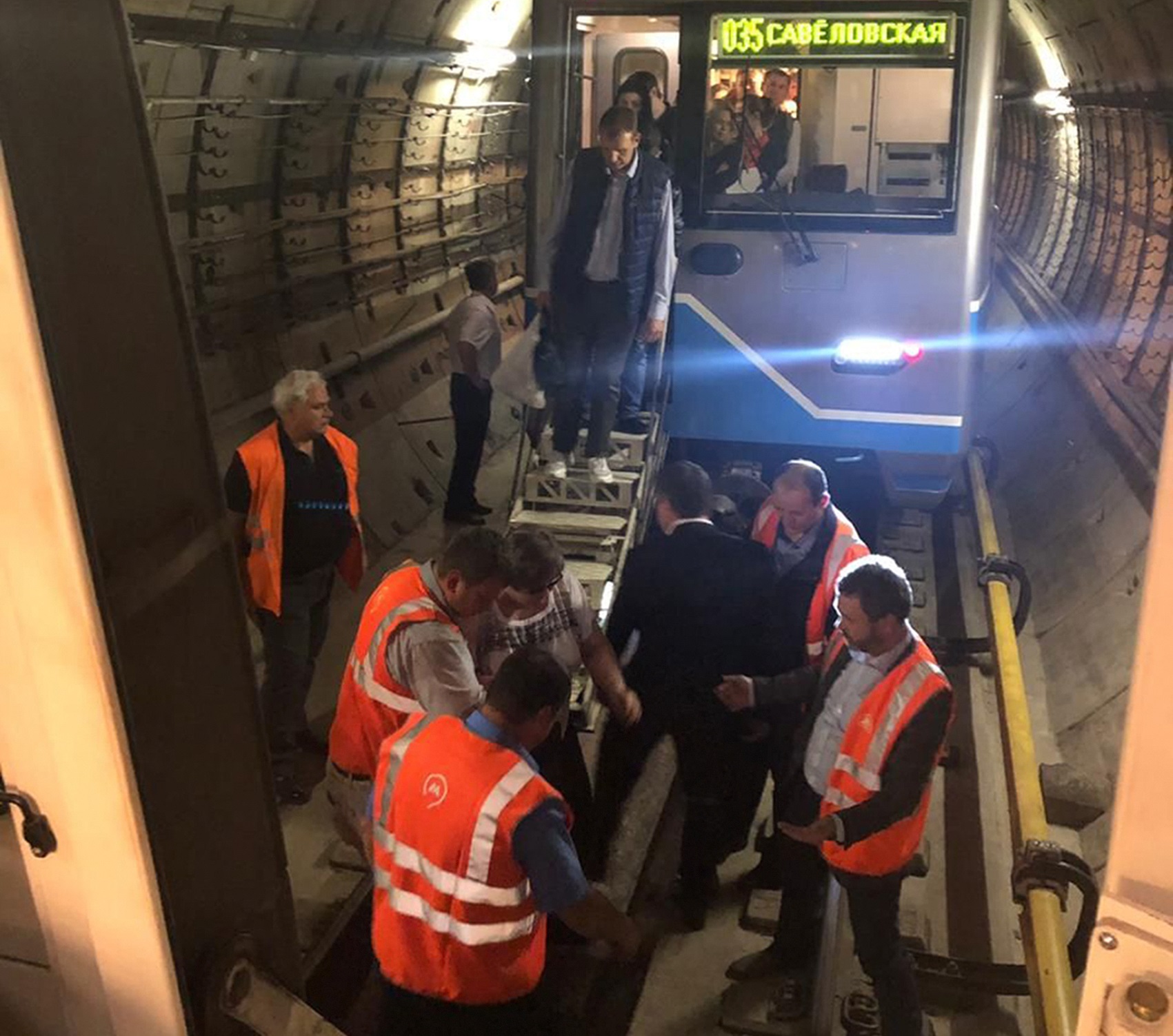 Foto: Trabajadores del Metro de Moscú, Rusia, ayudan a bajar los pasajeros que quedaron atrapados por una falle eléctrica en el sistema. El 21 de mayo de 2019