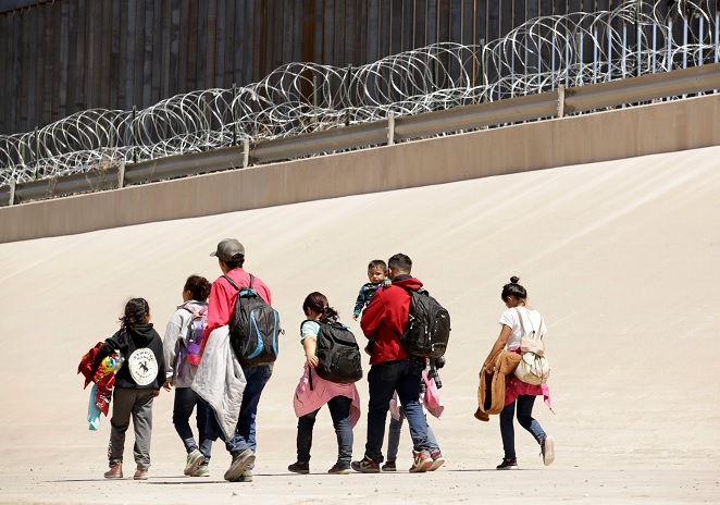 Foto: Un grupo de migrantes caminan después de cruzar el Río Bravo en la línea fronteriza entre Ciudad Juárez y El Paso en México. El 9 de mayo de 2019