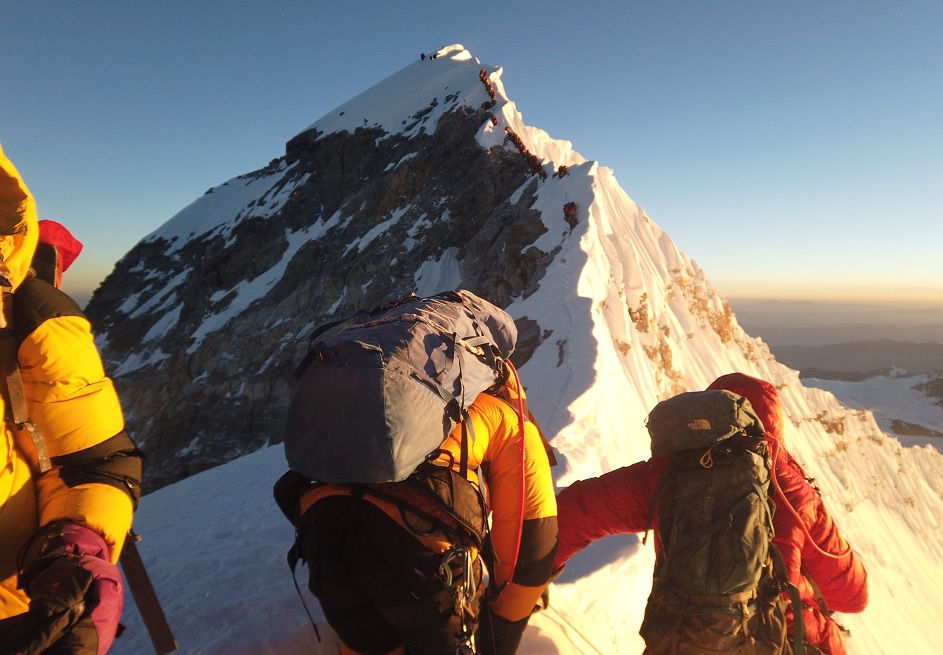 Foto: un grupo de alpinistas se dirigen a la cima del monte Everest. El 22 de mayo de 2019