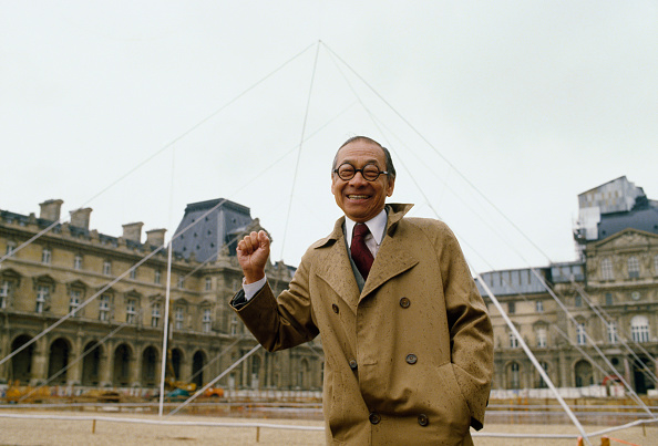Foto: El arquitecto I.M. Pei parado en el sitio donde seria construida la pirámide del Louvre. El 2 de mayo de 1985