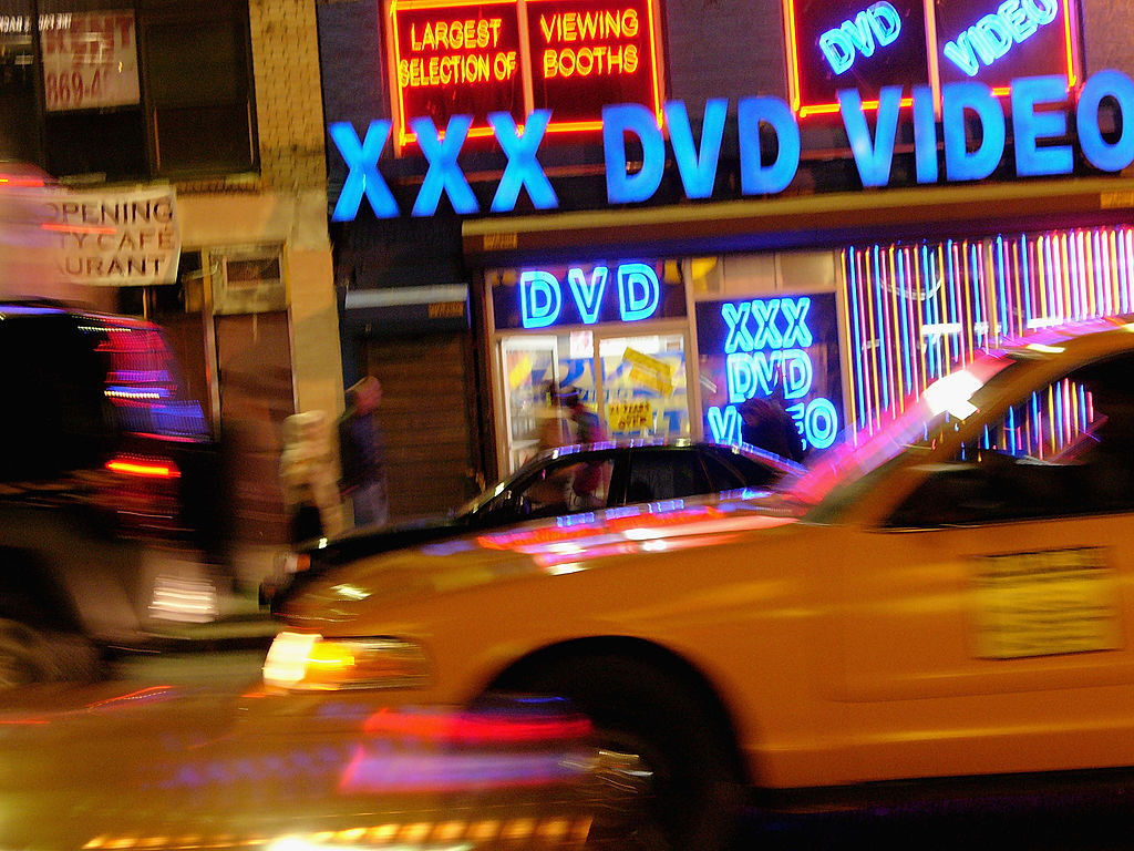 Foto: Taxis pasan por una tienda de videos para adultos en Nueva York, EEUU. El 15 de marzo de 2005
