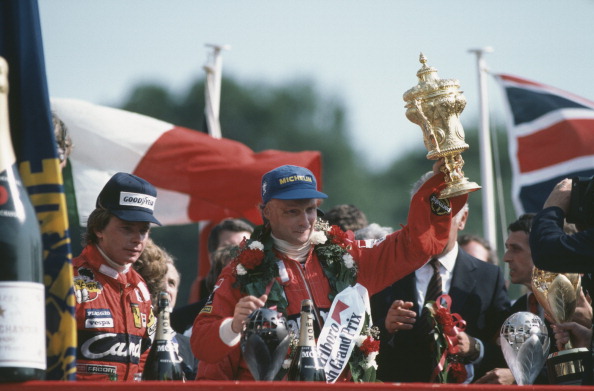 Foto: El piloto de carreras austriaco Niki Lauda con el trofeo después de ganar el Gran Premio de Gran Bretaña. El 18 de julio de 1982