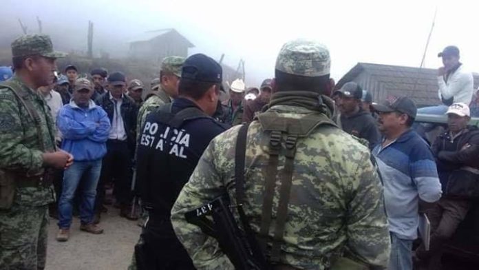 Foto: Campesinos retienen a militares y policías estatales en Guerrero