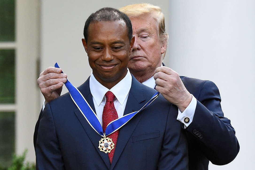 Foto: El presidente Donald Trump cuelga la “Medalla de la Libertad” al golfista Tiger Woods. El 6 de mayo de 2019