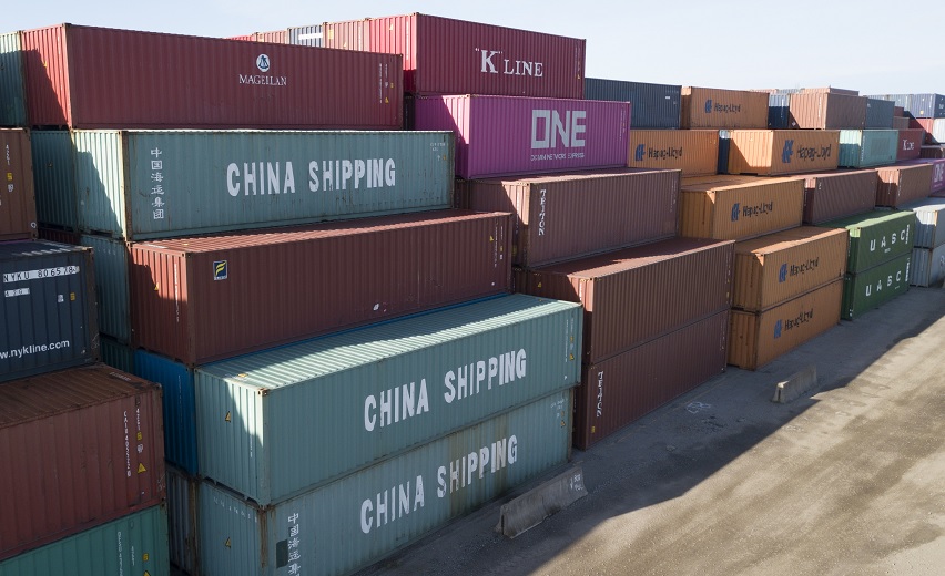 Foto: China Shipping Company y otros contenedores están apilados en la terminal de Virginia International en Portsmouth, en Virginia, EEUU. El 10 de mayo de 2019