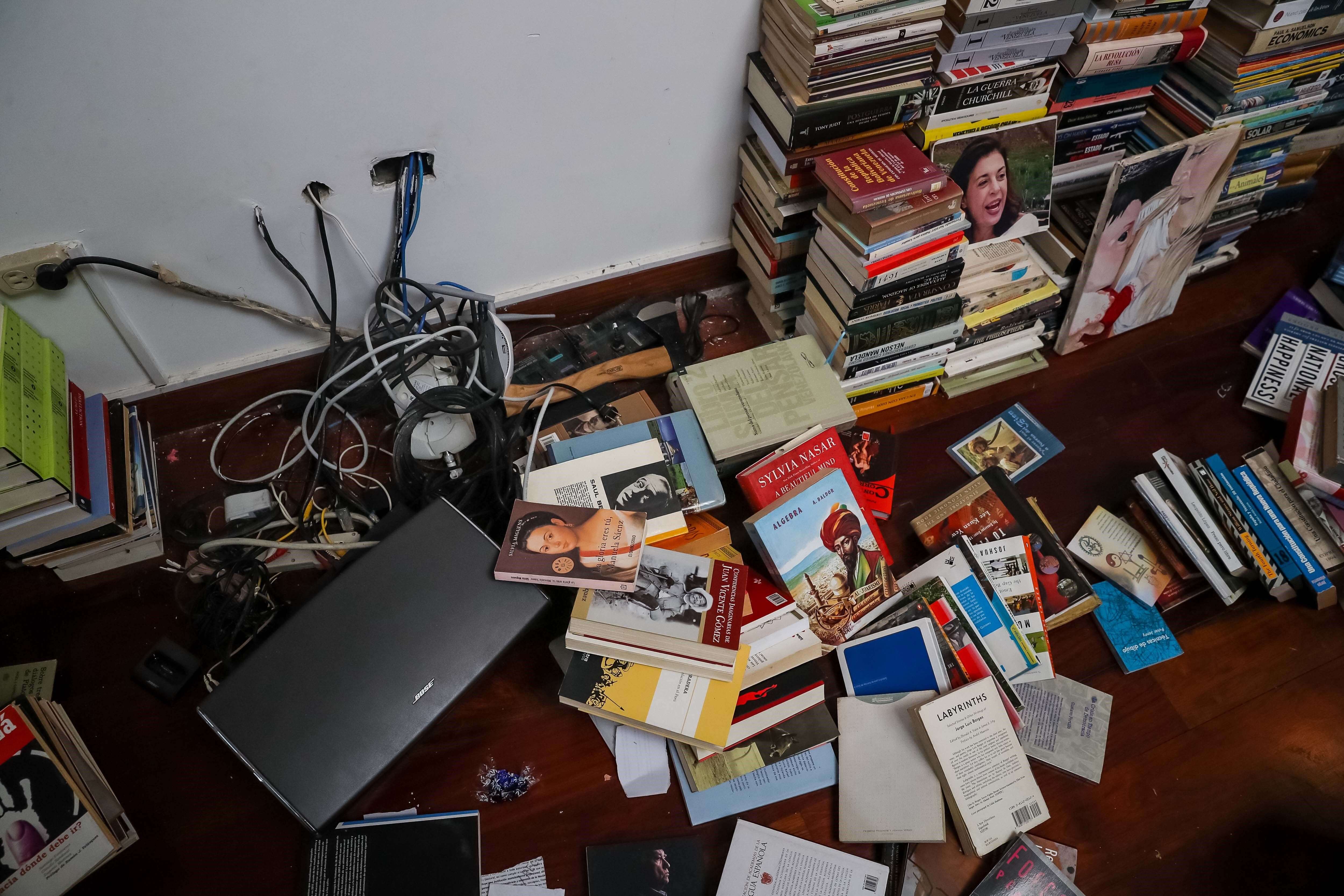 Foto: Libros tirados en la casa del opositor venezolano Leopoldo López. El 1 de mayo de 2019
