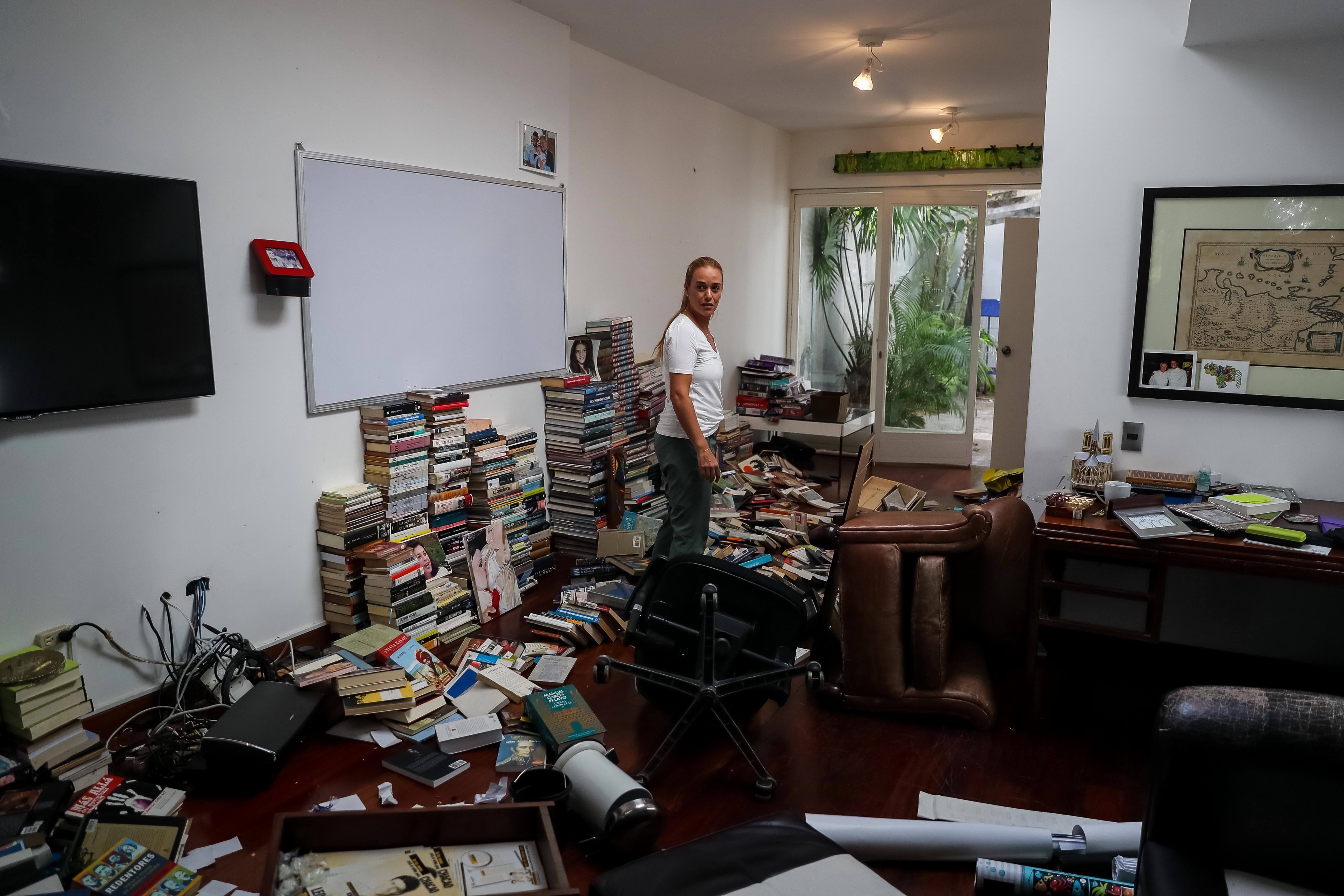 Foto: Lilian Tintori, esposa de Leopoldo López, recoge libros tirados en su casa de Caracas, Venezuela. El 1 de mayo de 2019