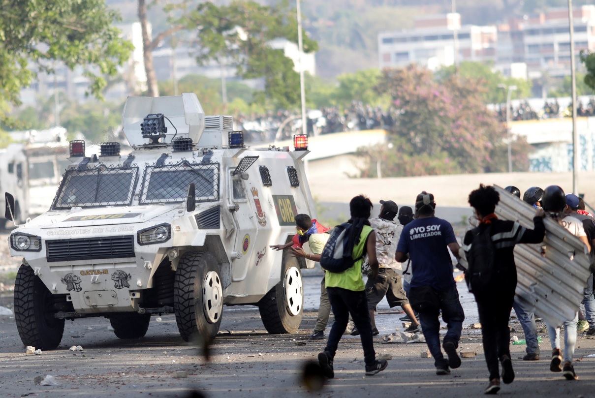 Foto: Manifestantes atacan un vehículo militar en calles de Caracas, Venezuela. El 1 de mayo del 2019