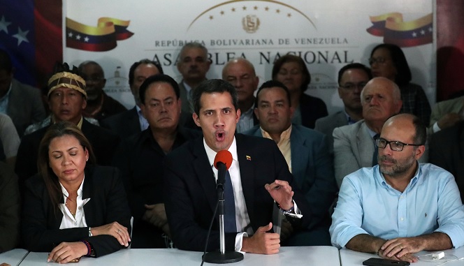 Foto: El líder de la oposición venezolana, Juan Guaidó, habla con los medios de comunicación en Caracas. El 14 de mayo de 2019