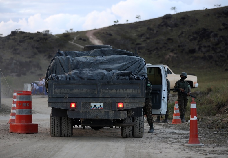 Foto: Soldados del Ejército brasileño revisan el interior de un vehículo venezolano en la ciudad fronteriza de Pacaraima. El 15 de abril de 2019