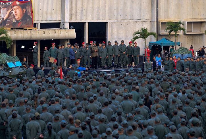 Foto: El secretario de Defensa y el presidente de Venezuela, Nicolás Maduro, habla con militares. El 2 de mayo de 2019