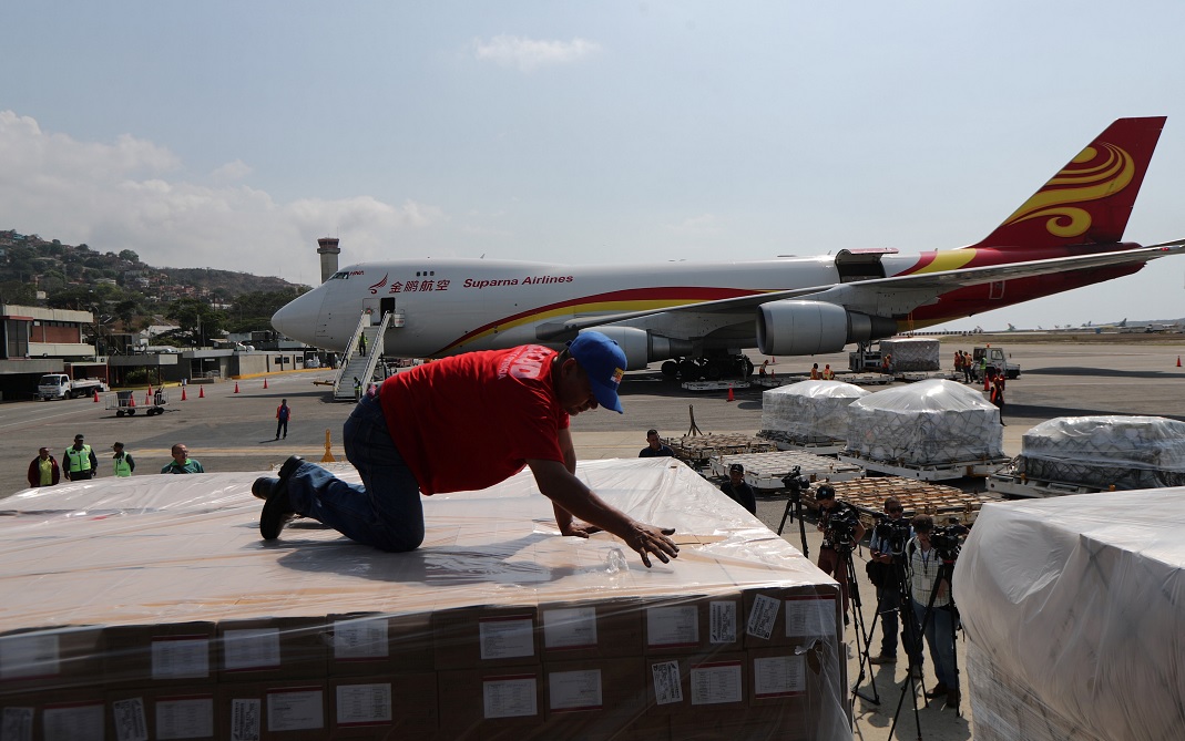 Foto: Trabajadores descargan donaciones de China en el aeropuerto Simón Bolívar en Caracas, Venezuela. El 16 de mayo de 2019