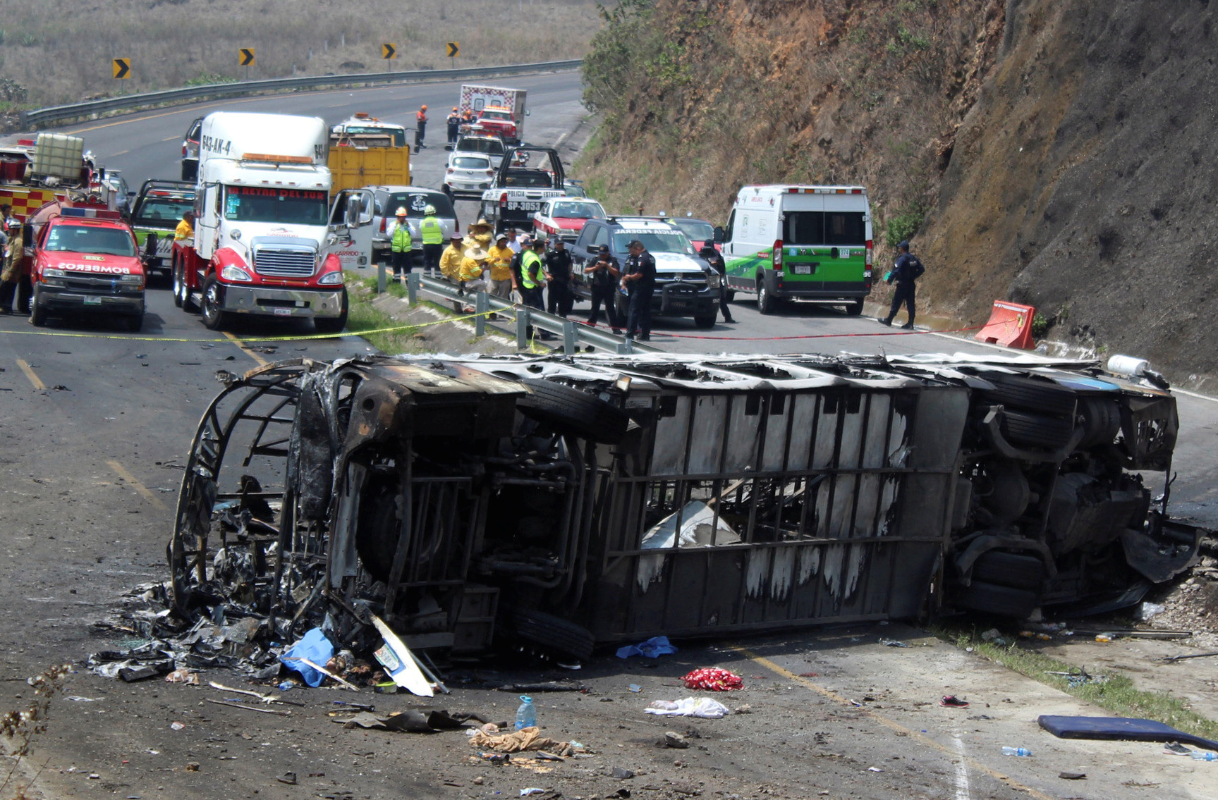 Foto: Un autobús de pasajeros con un grupo de peregrinos chocó y volcó en la autopista Puebla- Orizaba, Veracruz. El 29 de mayo de 2019