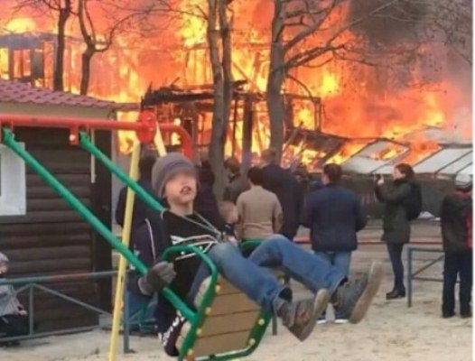 Foto: Dima se columpia mientras una casa se incendiaba en Noyabrsk, Rusia. El 25 de mayo de 2019